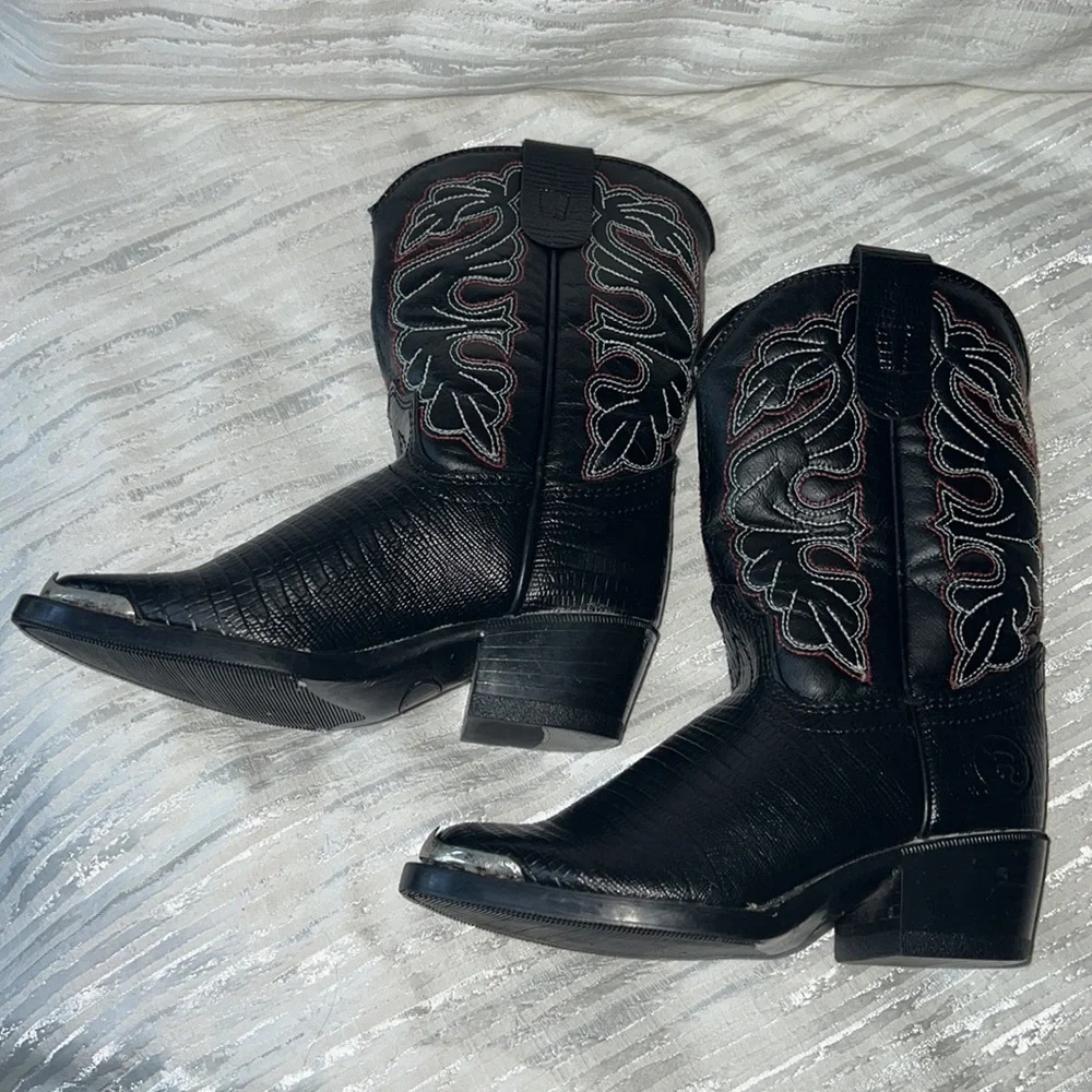 CHILDREN’S BOOTS BLACK WITH WHITE & RED STITCHING AND ENGRAVED TOE PLATE, VTG